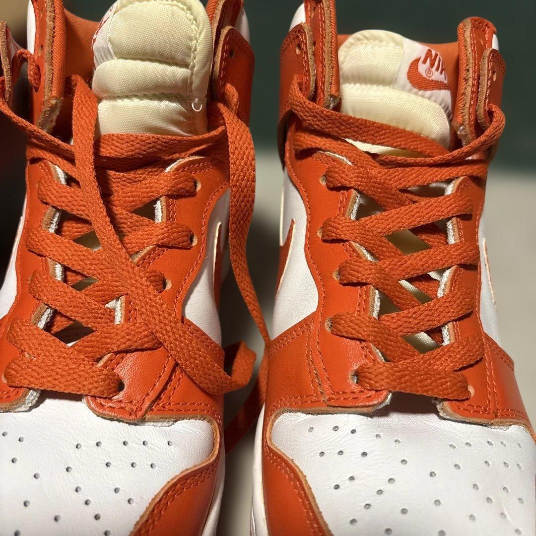 ナイキ ダンク ハイ LE ホワイトとオレンジブレイズのカラー