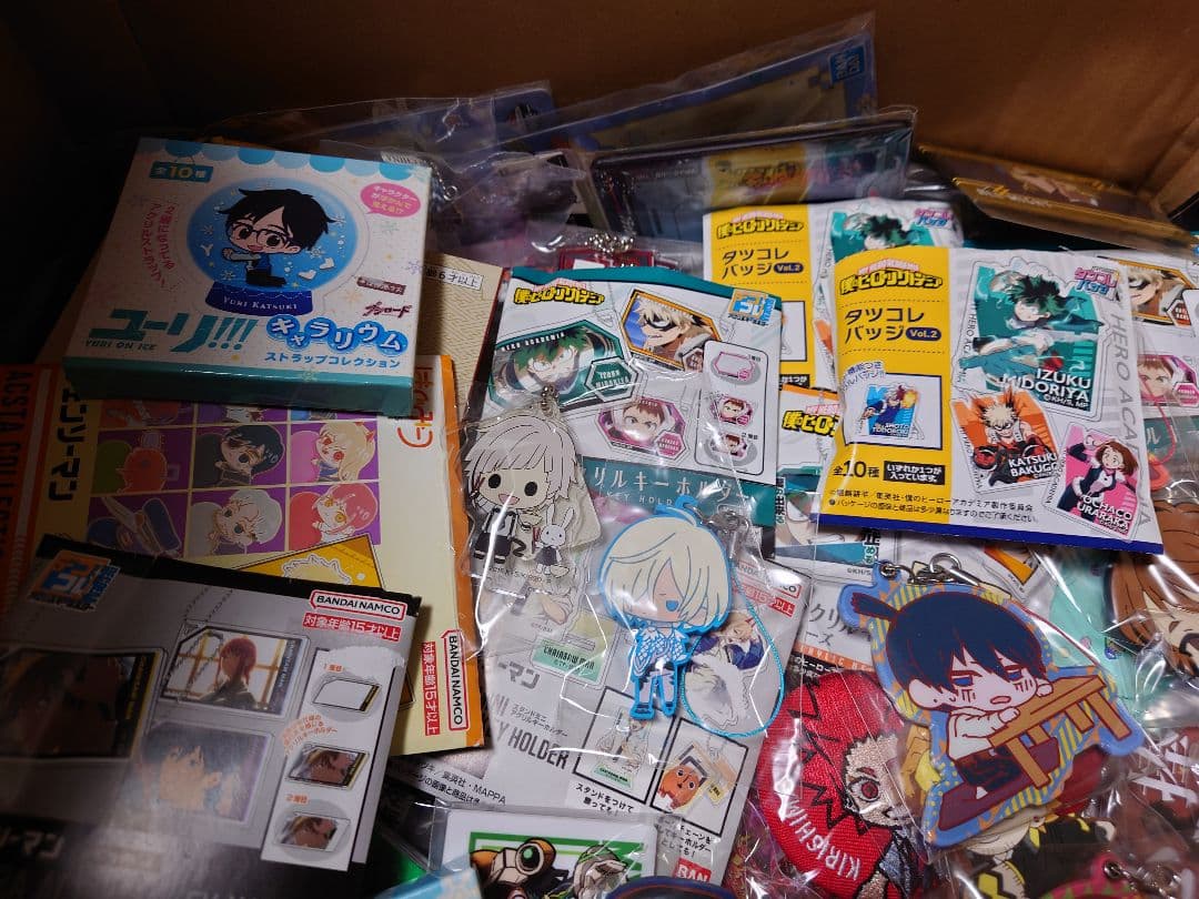 アニメ、キャラクターグッズ約1000点まとめ売り（缶バッジ、アクスタなど）大量