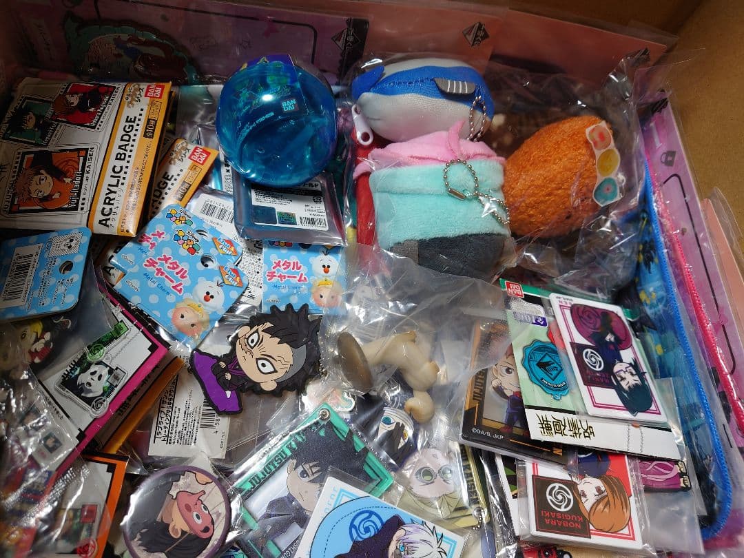 アニメ、キャラクターグッズ約1000点まとめ売り（缶バッジ、アクスタなど）大量