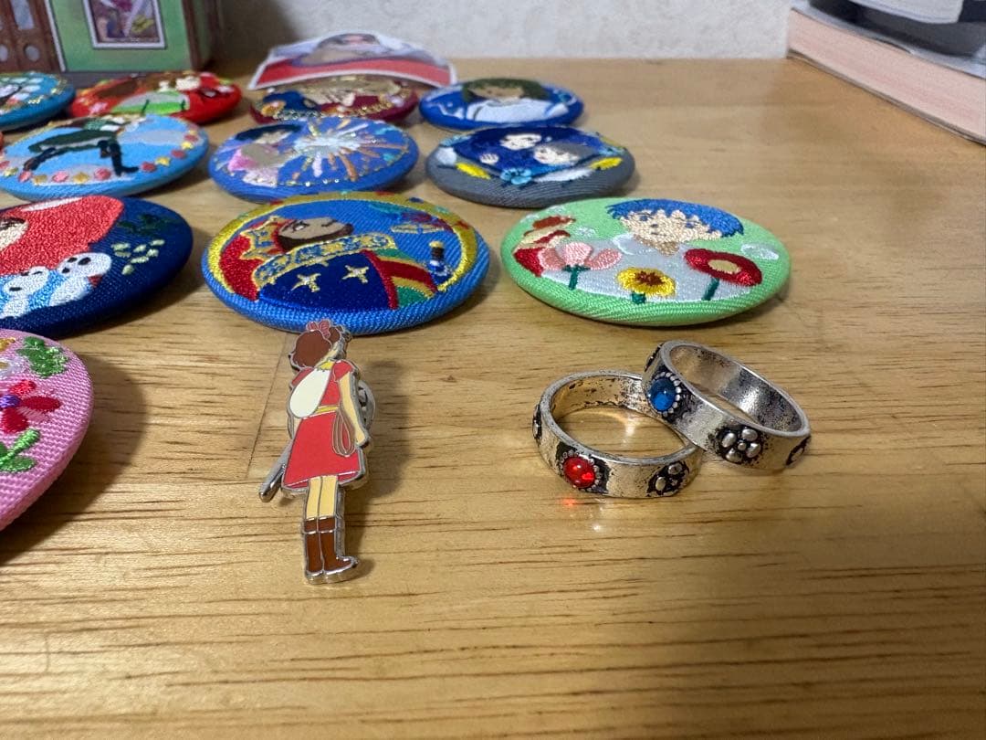 (美品) ジブリ 刺繍缶バッジ、空き缶、シール、ピンバッジ、ペアリングセット