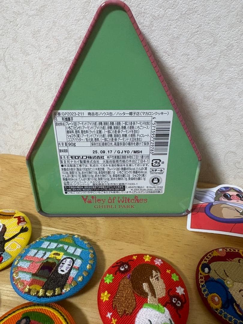 (美品) ジブリ 刺繍缶バッジ、空き缶、シール、ピンバッジ、ペアリングセット