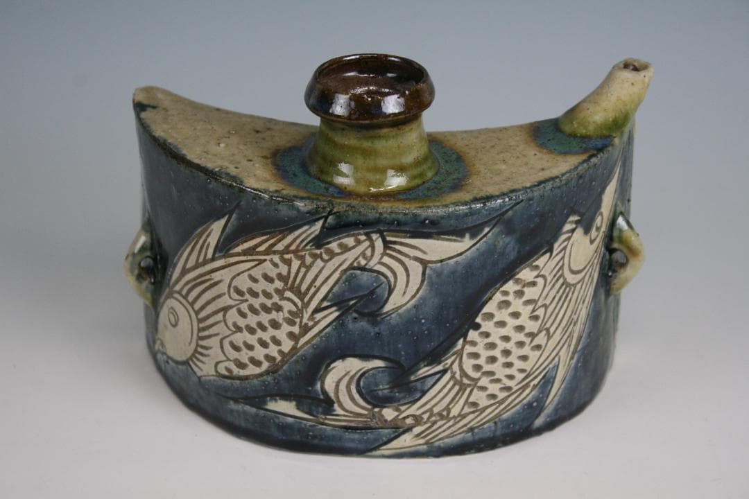 壺屋焼 人間国宝 金城次郎 作 呉須双魚文抱瓶（大）