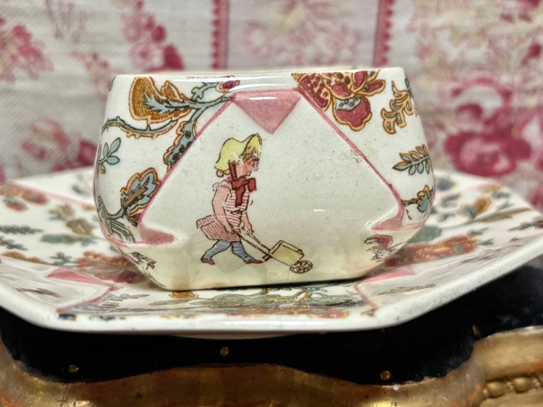 希少フランスアンティーク　サルグミンヌ　アンファン・リシャールのカップ&ソーサー