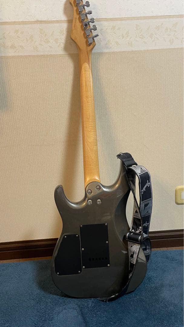 グレーエレキギター　fenderギターストラップ付き（値段交渉受け付けます。）