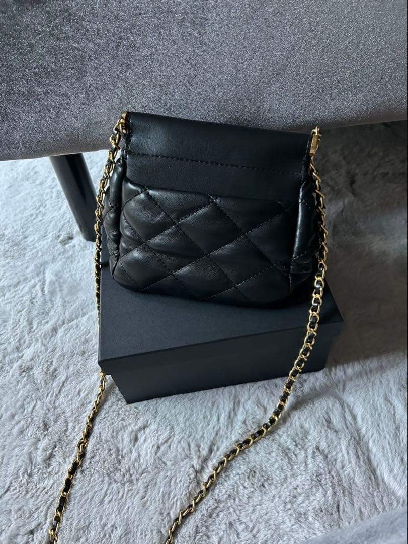 CHANEL ノベルティ チャーム付きチェーン ショルダーバッグ