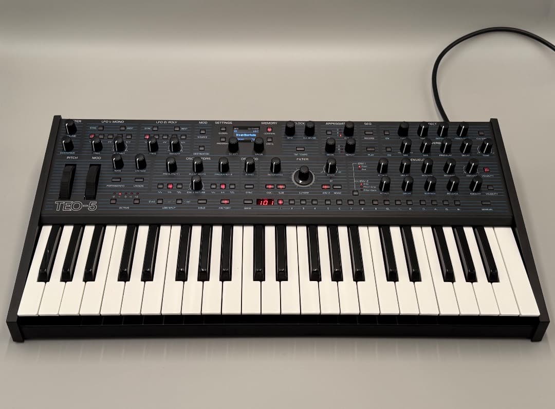 Oberheim TEO-5 アナログシンセサイザー