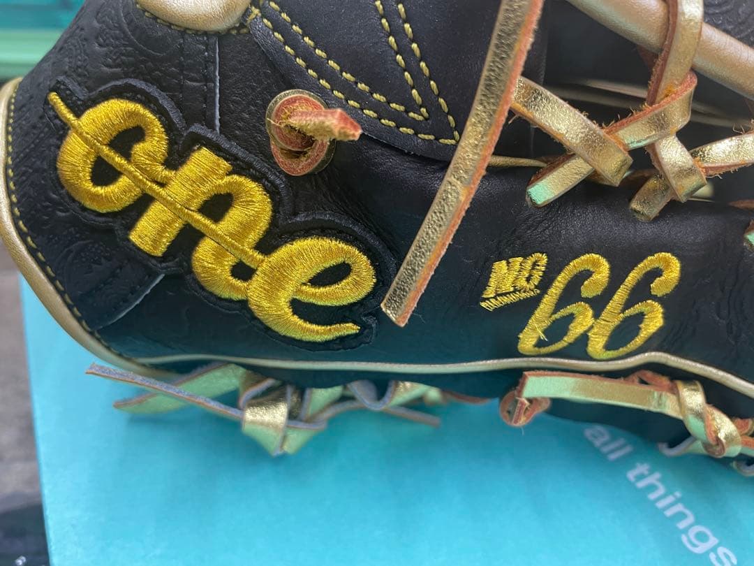 one of the answer 限定　プロ支給品　万波中正　外野用