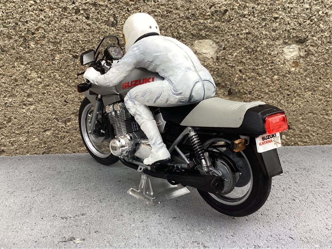 バイクプラモデル　タミヤ1/12 スズキカタナ　フィギュア付き