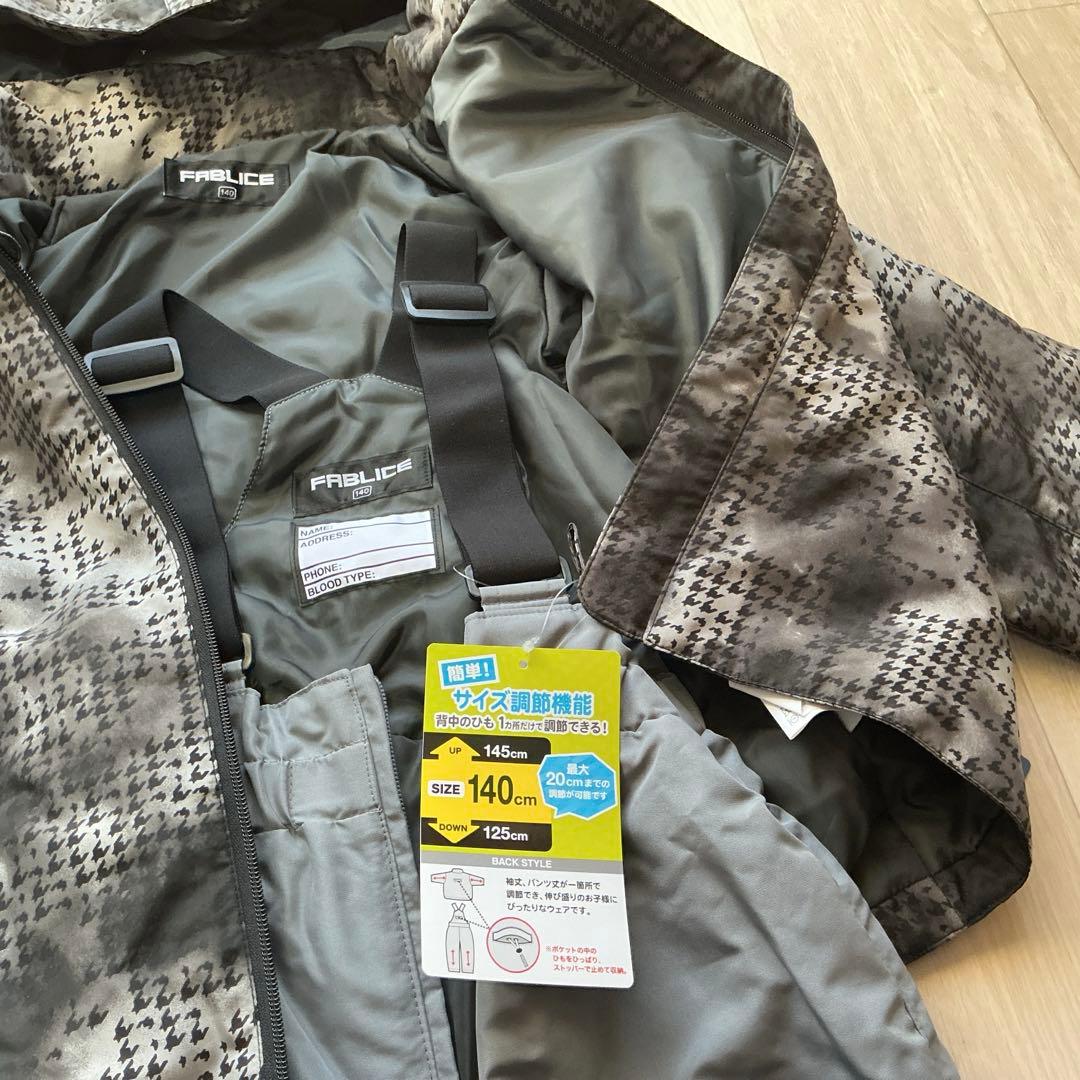 新品　スキーウェア(ジャケット&パンツ)、手袋2つ、ゴーグル