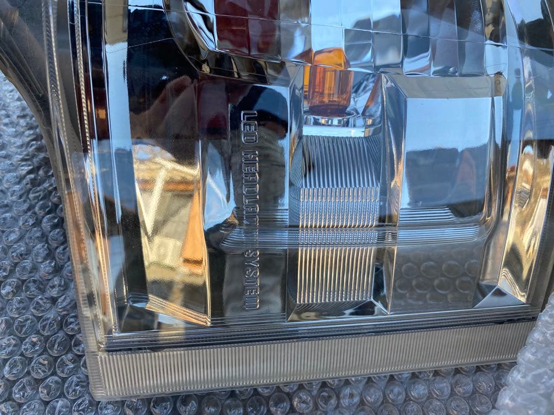 ハイエースダークプライム純正LEDヘッドライト