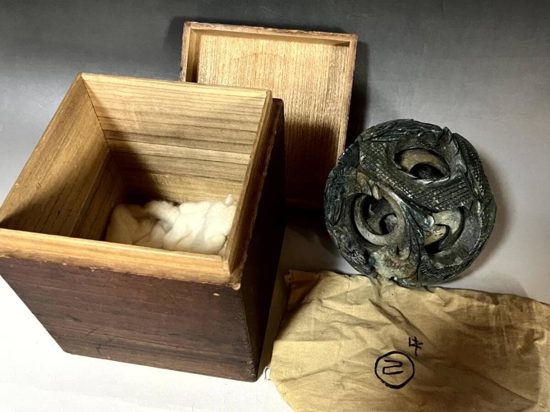 置物■玉透かし彫り 龍 蛇 花 掘り 石の彫刻 古木箱入り 丸型 時代物 骨董■