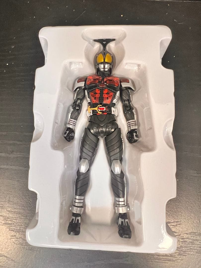 S.H.フィギュアーツ　真骨彫　仮面ライダーダークカブト