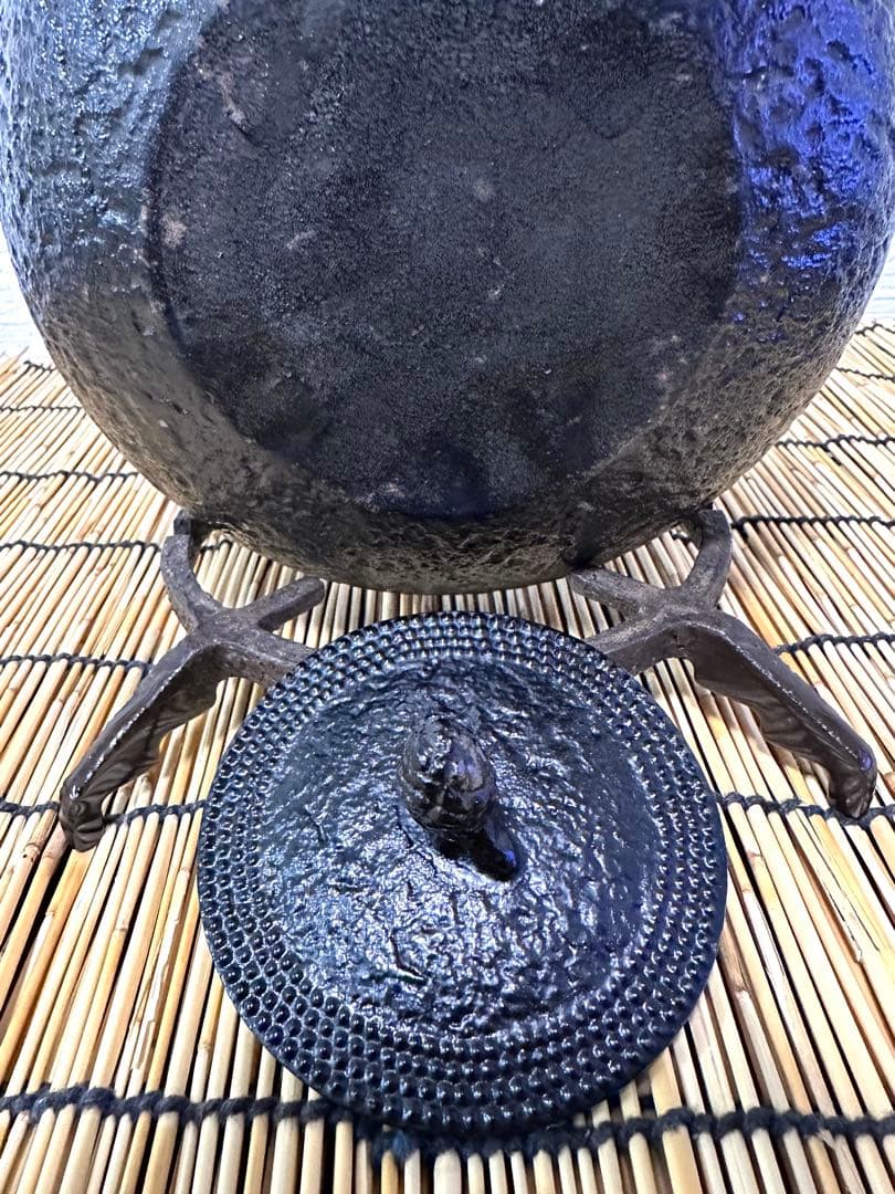 未使用品、保管品　南部名工金秀 及春鋳造捻鉉算盤形アラレ南部鉄瓶　南部鉄器　鉄瓶