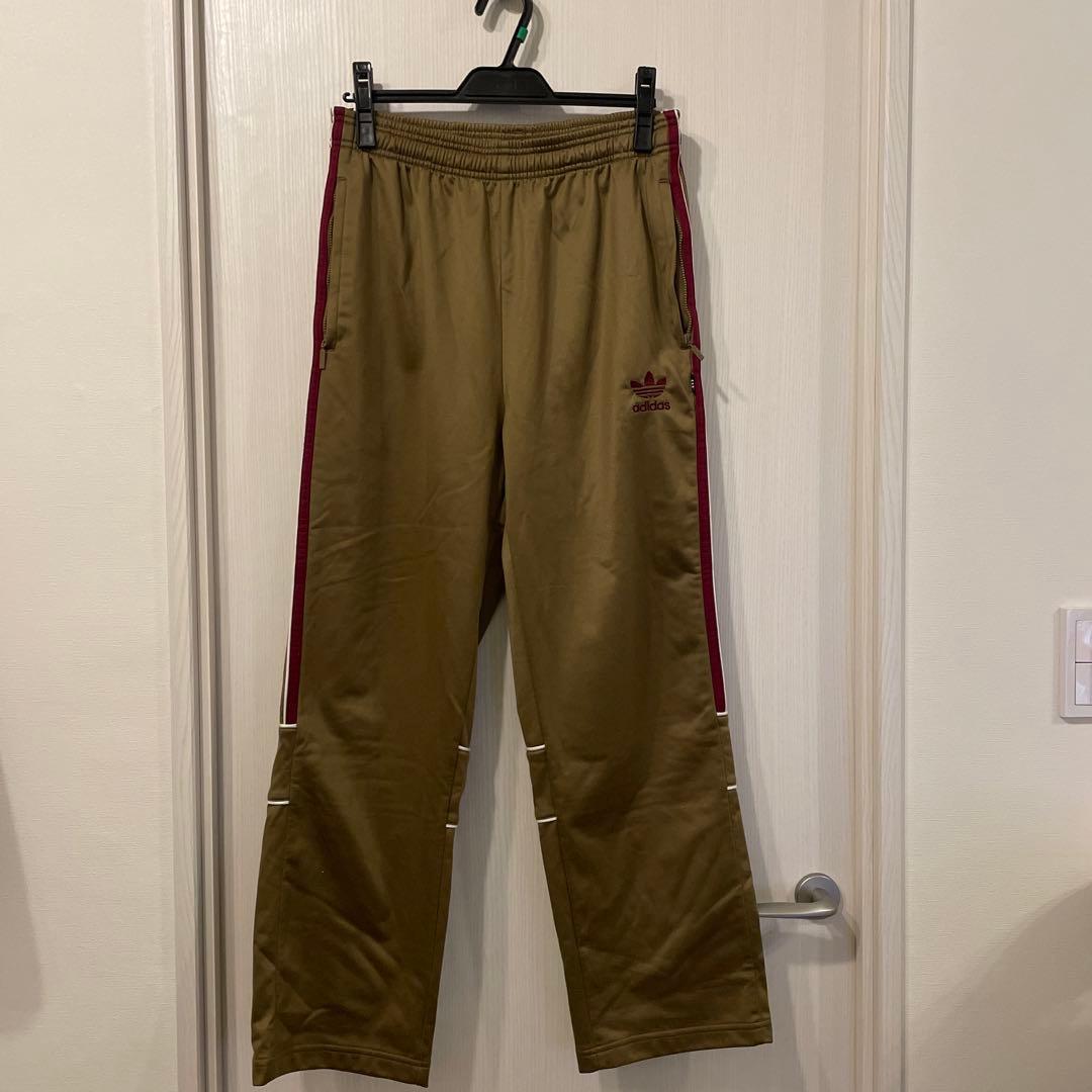 アディダスオリジナルス　adidas 国旗タグ３本ライントラックパンツ　ゴールド