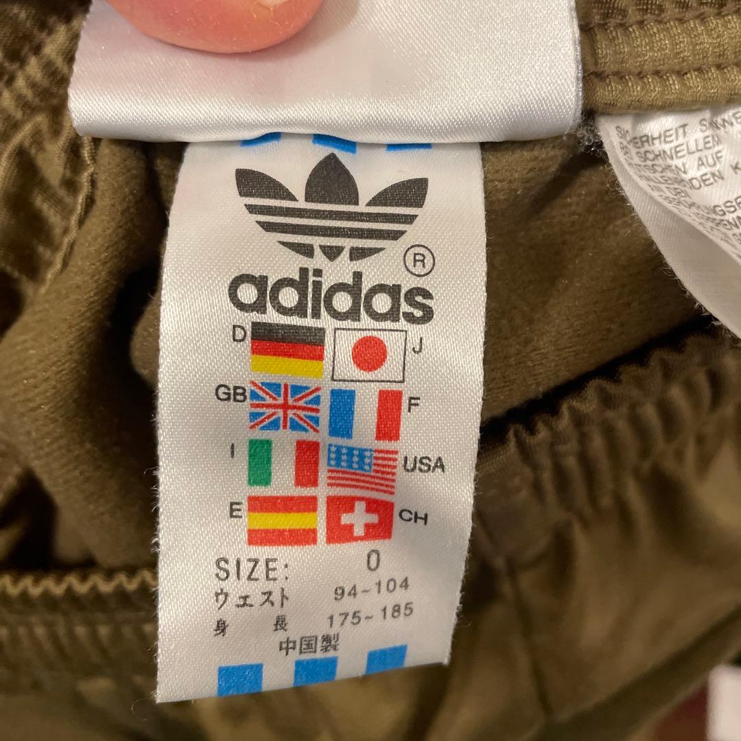 アディダスオリジナルス　adidas 国旗タグ３本ライントラックパンツ　ゴールド
