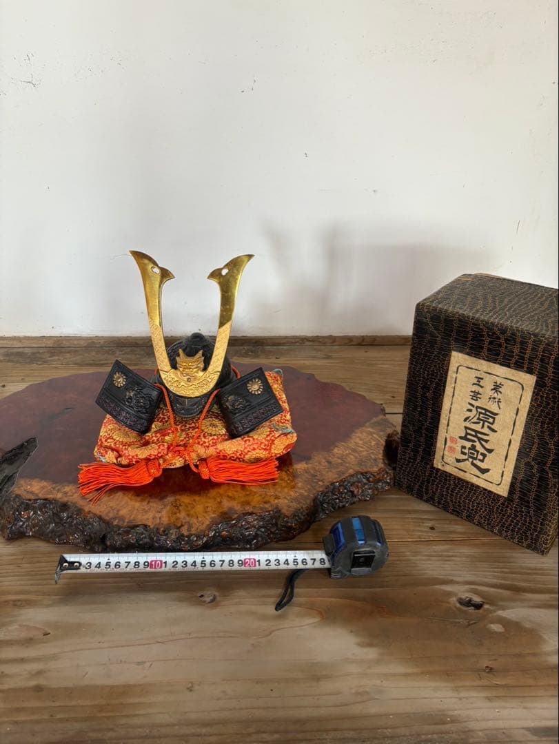 伝統的な黒金兜と箱付き