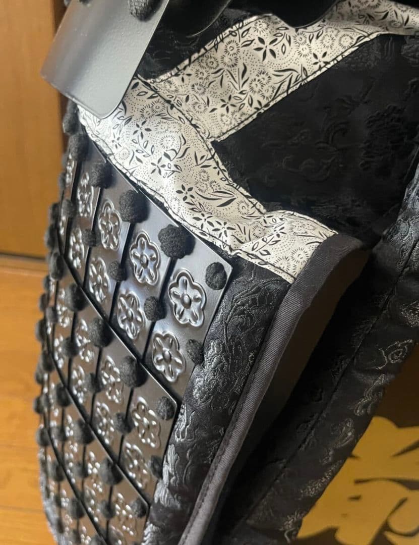 黒い武士の鎧 金色装飾付き　新品　甲冑武具　　等身大　着用可能　兜