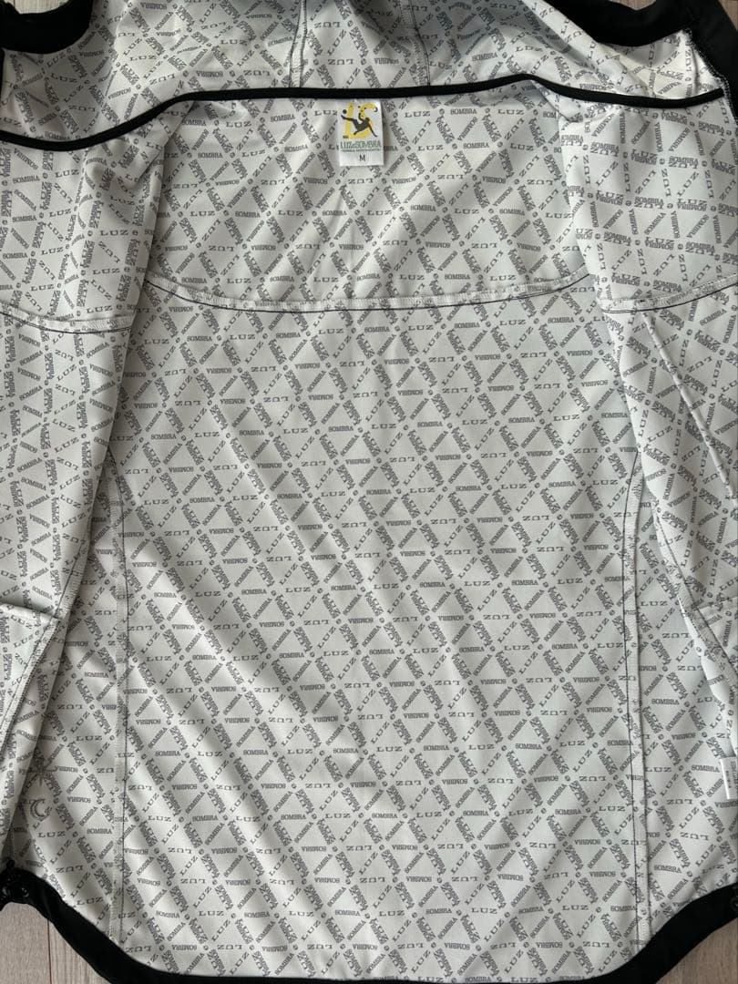 新品未使用 ルースイソンブラ ダイバーシティ トラストジャケット 黒　Mサイズ