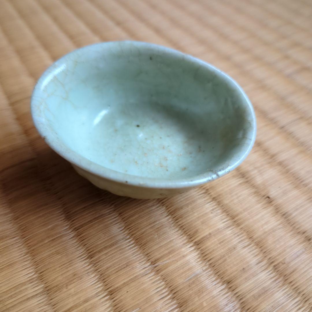 淡い色の陶器製小皿　初期伊万里　鎬文ぐい呑み　骨董品