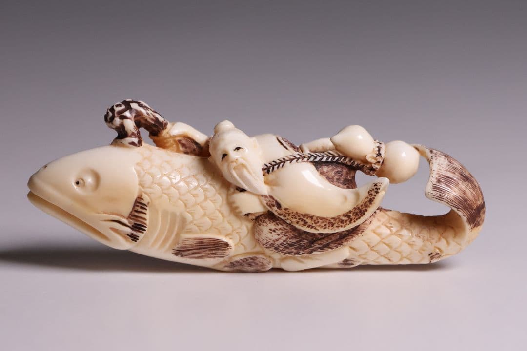 時代 堤物 根付 置物 天然素材 鯉乗寿老人 在銘 峰山 牙 彫刻【CM278】