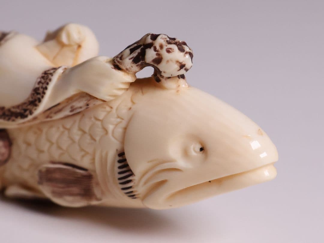 時代 堤物 根付 置物 天然素材 鯉乗寿老人 在銘 峰山 牙 彫刻【CM278】