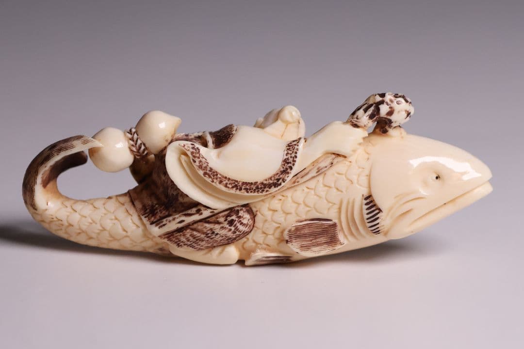 時代 堤物 根付 置物 天然素材 鯉乗寿老人 在銘 峰山 牙 彫刻【CM278】