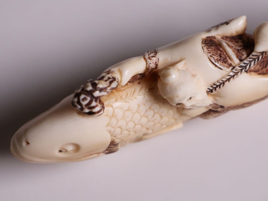 時代 堤物 根付 置物 天然素材 鯉乗寿老人 在銘 峰山 牙 彫刻【CM278】