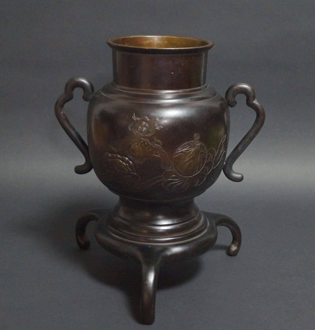 華道 花器 金工細工 銅製浮彫り『獅子戯玉図』薄端 生け花 最大幅30cm時代物