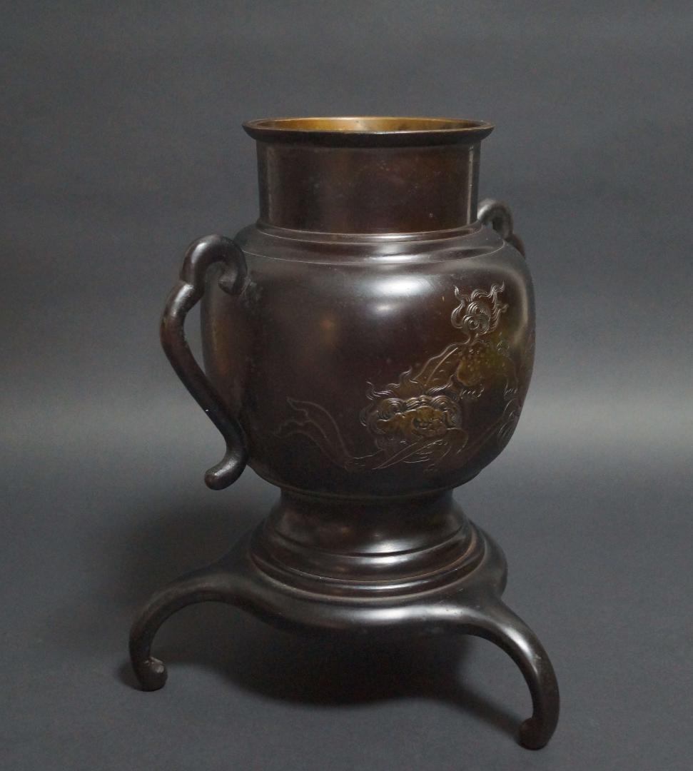 華道 花器 金工細工 銅製浮彫り『獅子戯玉図』薄端 生け花 最大幅30cm時代物