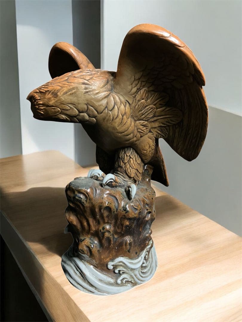 大迫力　精悍な鷹　陶器製　鋭い眼光や爪　睨みを効かす鷹