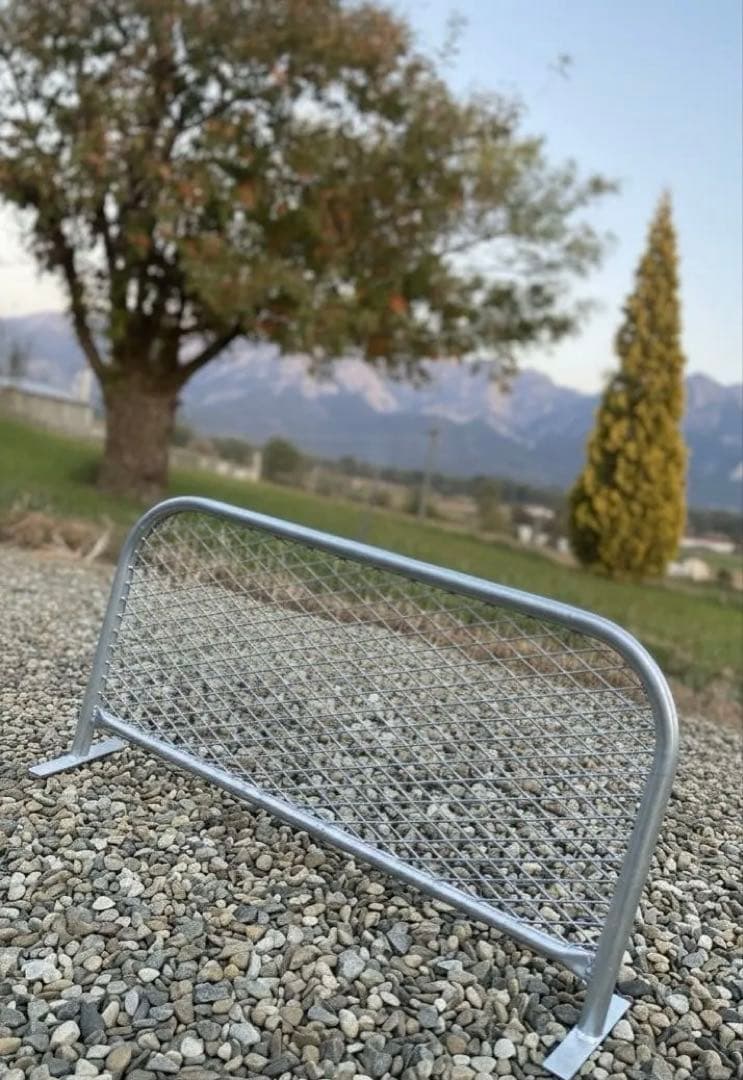 愛犬の脱走防止に！自立式アメリカンフェンス風バリケード800×400