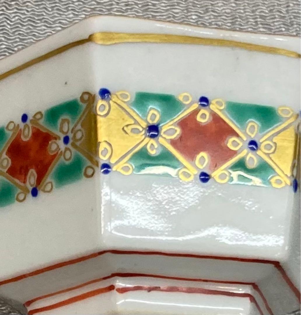 B196s  「牛図  六角酒盃」三代上出喜山作　共布共箱　九谷焼　宮内庁御用達