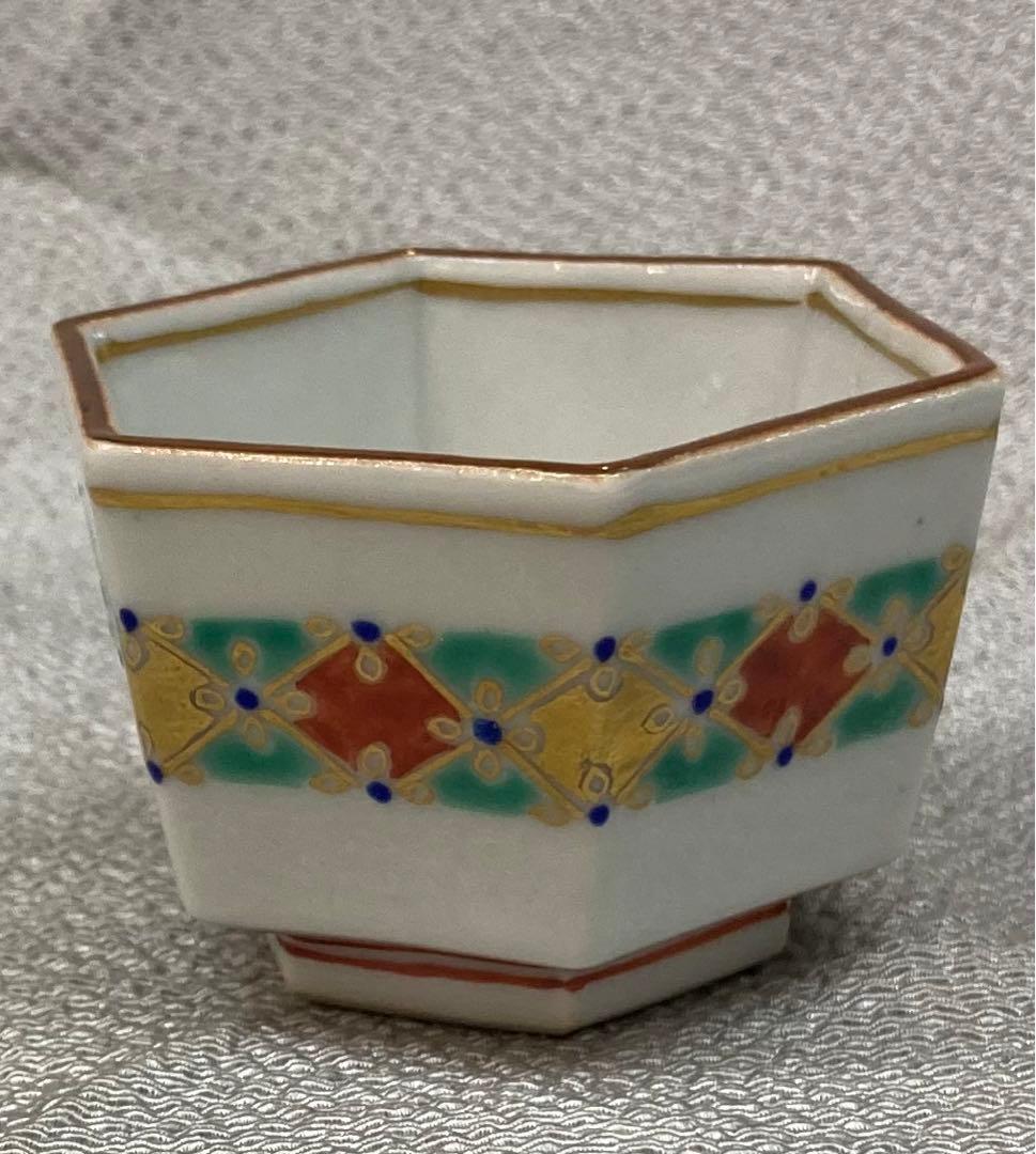 B196s  「牛図  六角酒盃」三代上出喜山作　共布共箱　九谷焼　宮内庁御用達