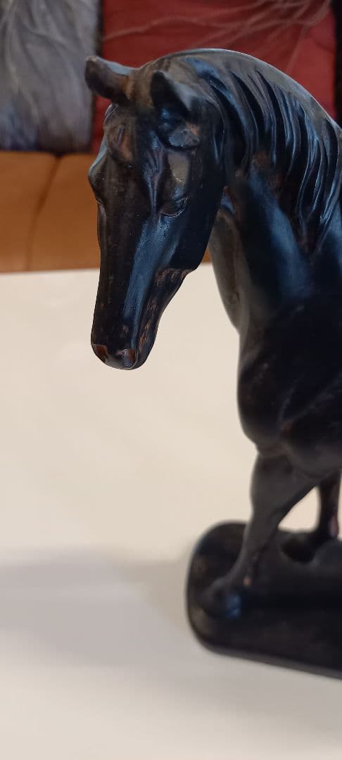 令和8年馬(午年)の彫刻 木製 茶褐色