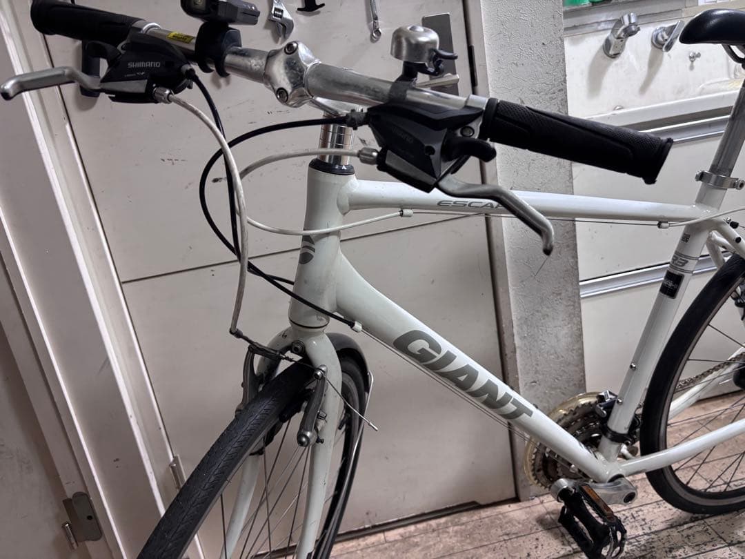 GIANT ESCAPE ホワイト 3✖︎8段変速 700C