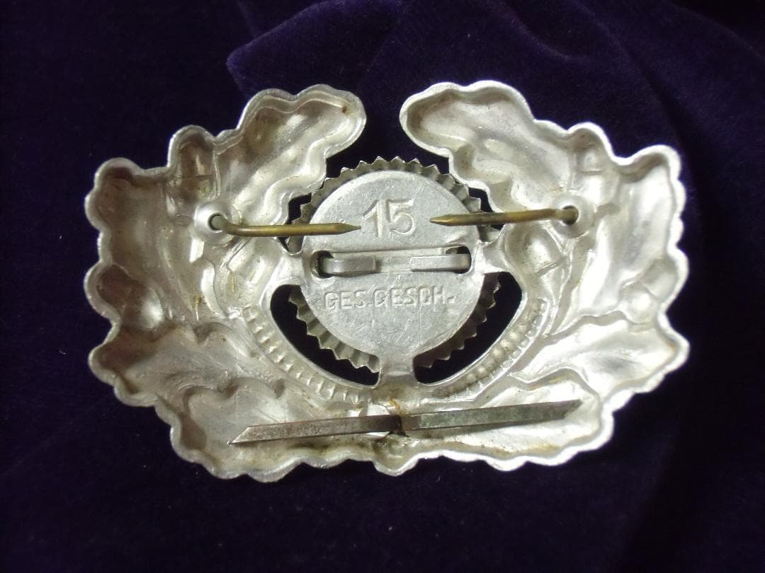 ⊞ドイツ軍＊陸軍＊アルミ製＊帽章/コカルデ＆クランツ（実物)