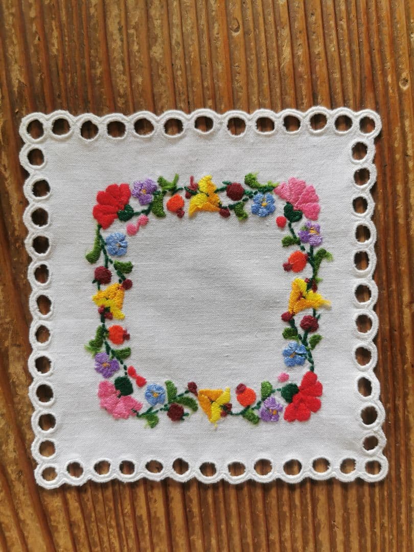 アンティークハンガリー/ カロチャ刺繍 アイレットスカラップドイリー