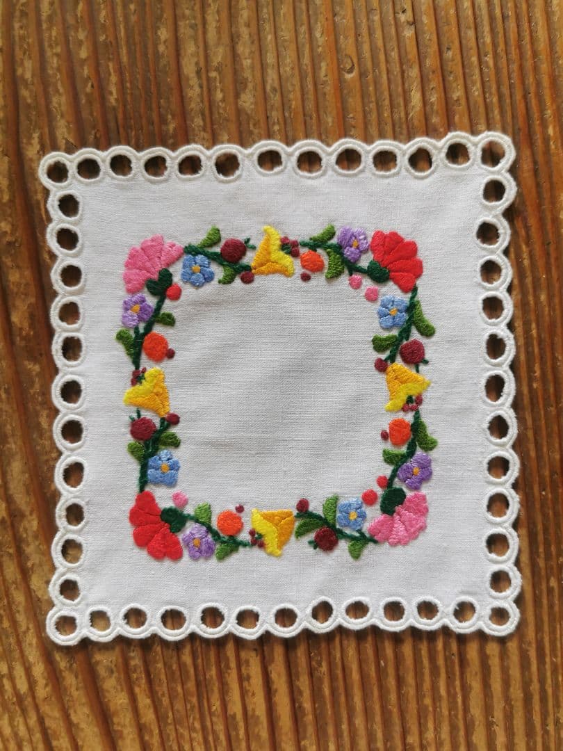 アンティークハンガリー/ カロチャ刺繍 アイレットスカラップドイリー