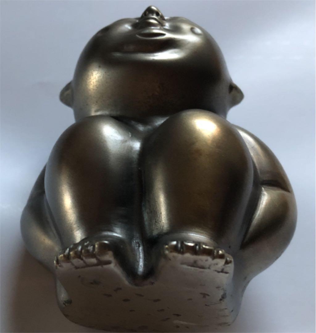 金属製　しゃがみ込むエクボのある子供像　箱付き