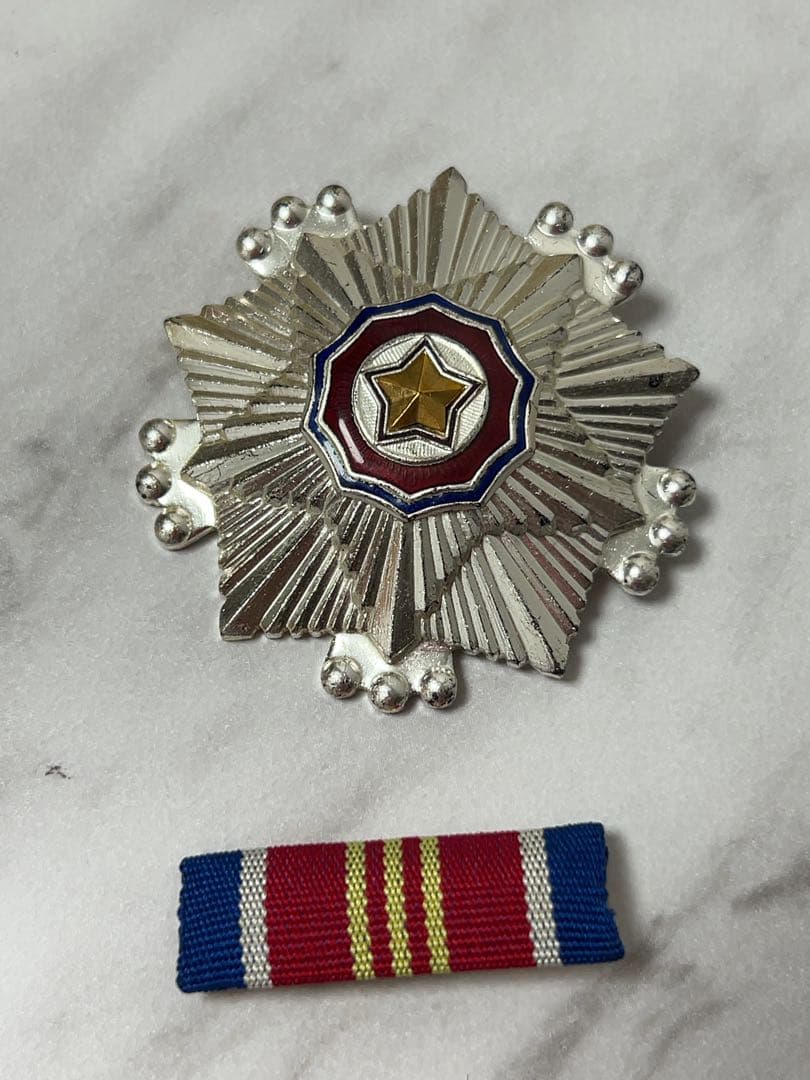 レア？★北朝鮮　勲章　詳細不明　箱入　ハングル