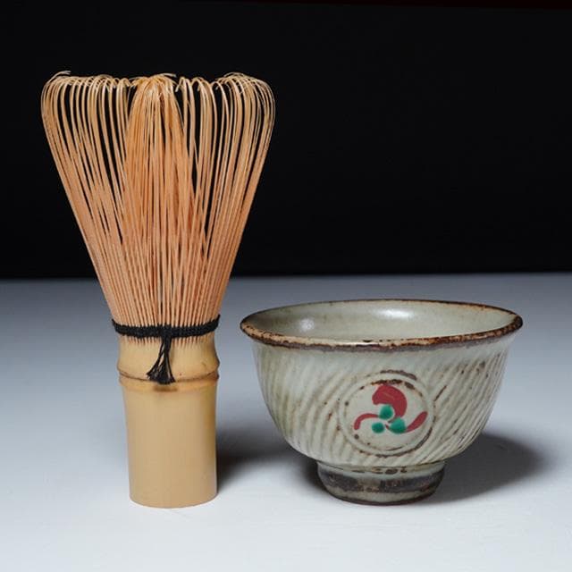 島岡達三　象嵌赤絵草花文ぐい吞　共箱　人間国宝　酒器　鑑賞陶器　民芸　益子焼