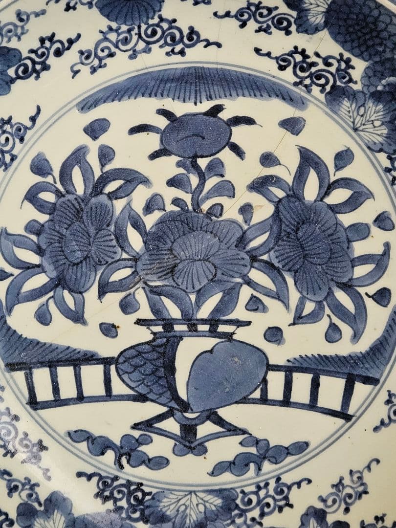 江戸時代前期～中期　藍九谷様式　染付　花籠手　花唐草文様　31.8cm　兜皿