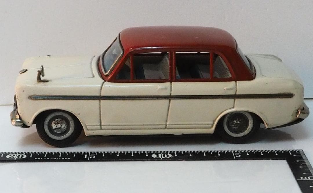 萬代屋【三菱コルト 1000 赤白 ミラー欠】フリクション ブリキTIN【箱無】