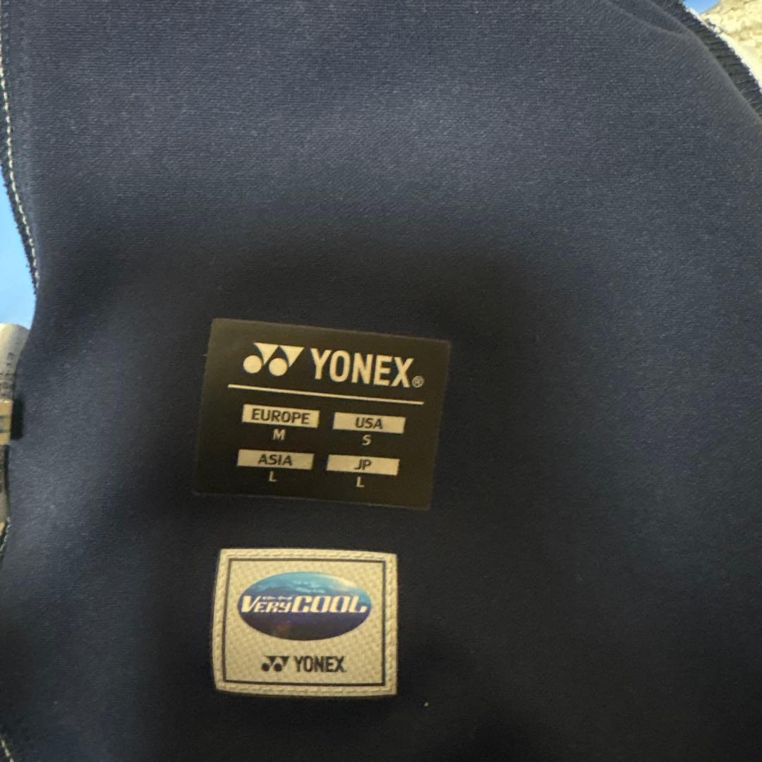 ヨネックス　ハーフパンツ 黒と赤の幾何学模様