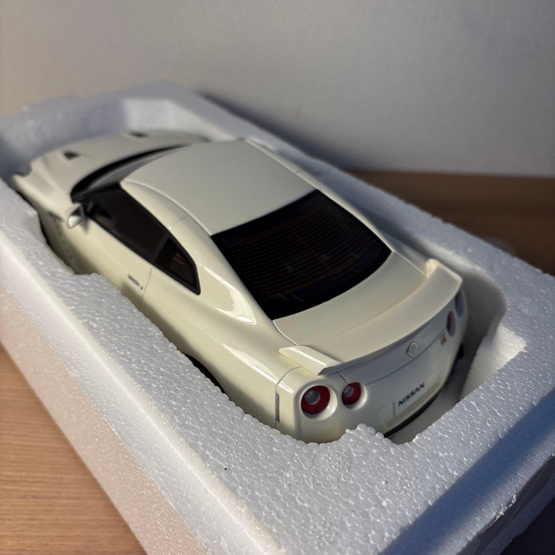 京商　samurai 日産　GT-R R35 ホワイト　1/18 ミニカー