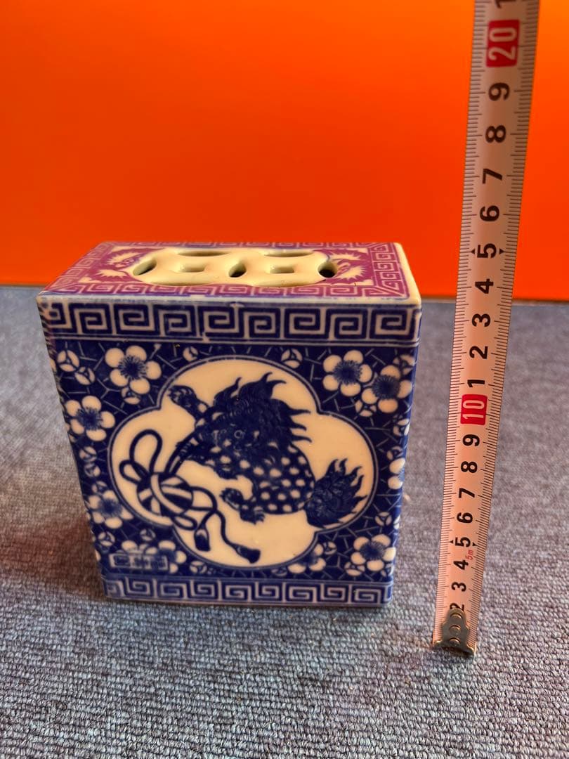 1041 中国古陶磁器 清代 民国期 玉取獅子図 透かし造り 伏香炉 陶枕