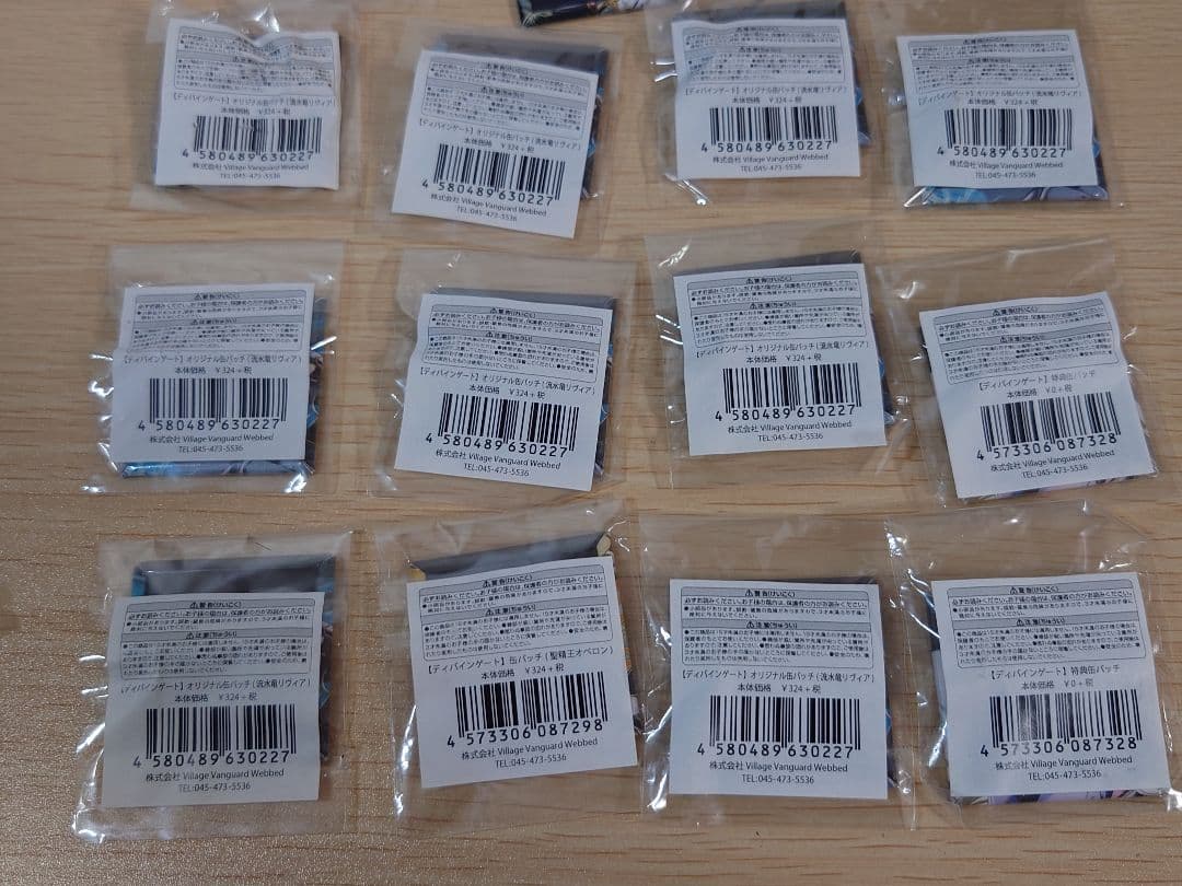 ディバインゲート 缶バッジ まとめて ビレッジバンガード 流水竜リヴィア