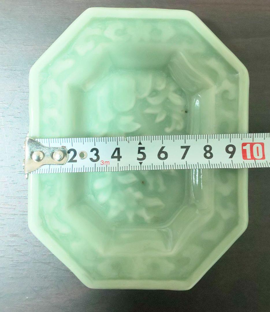 世界三大青磁 三田青磁 江戸末期 陽刻草花文八角小皿五枚