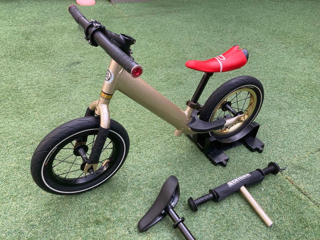 strider ストライダープロ　PRO限定ゴールド　 純正サドル、ハンドル付