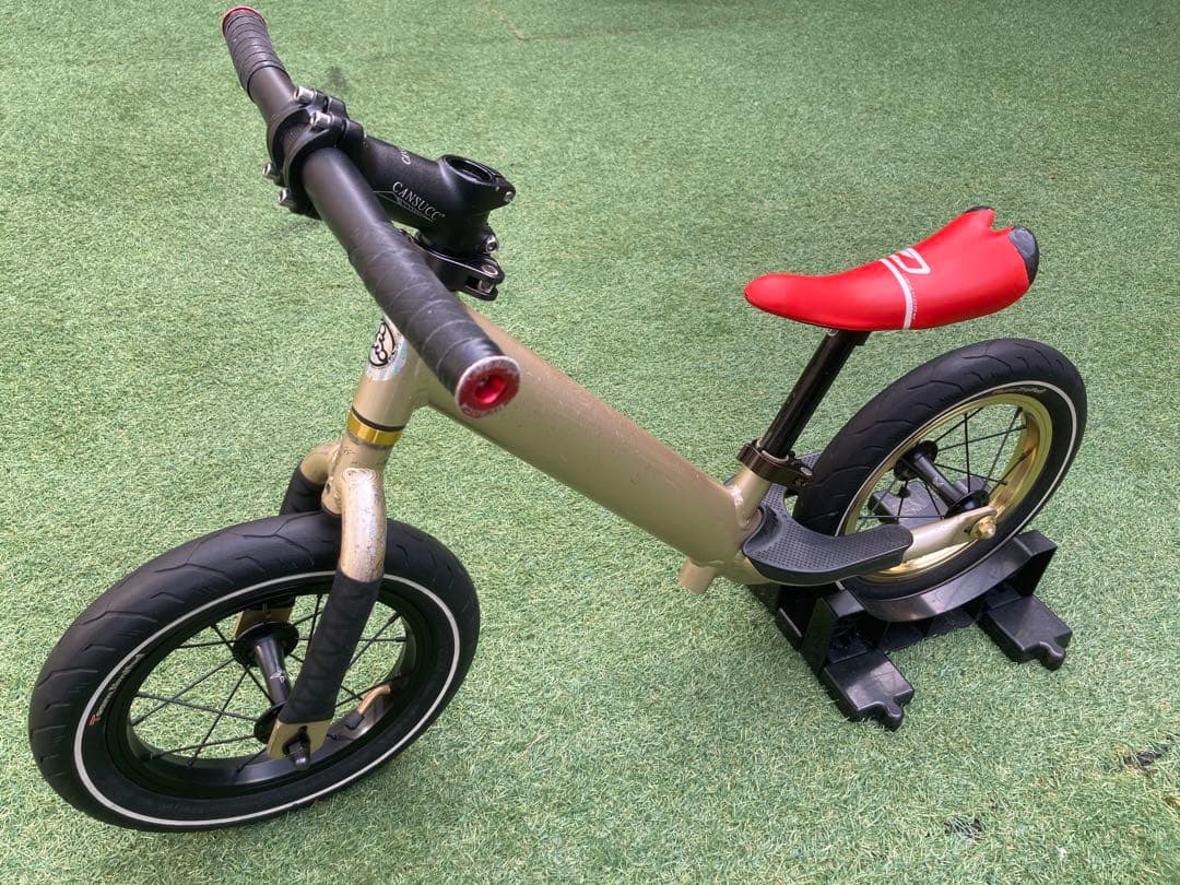 strider ストライダープロ　PRO限定ゴールド　 純正サドル、ハンドル付